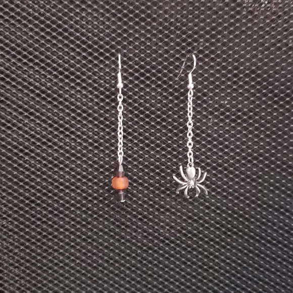 Mismatched Halloween earrings - Picture 2 of 5